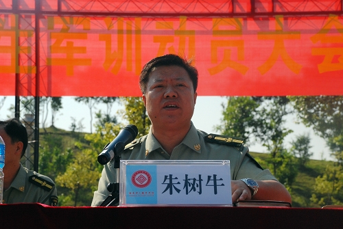 学生工作处朱树牛处长主持大会新生认真学习军事技能